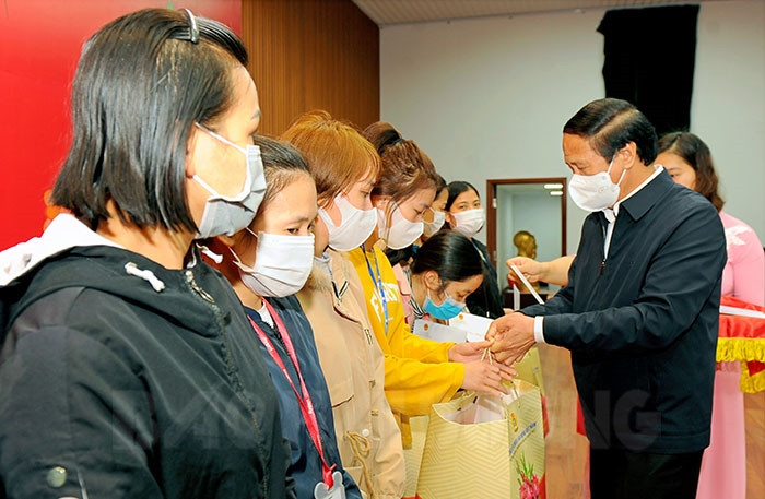 Phó Thủ tướng Chính phủ Lê Văn Thành thăm, tặng quà công nhân, người nghèo tại Hải Dương